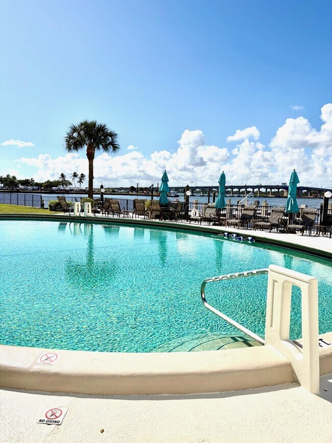 Building Photo - 2840 S Ocean Blvd