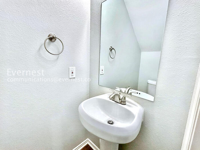 Building Photo - 246 Creek Cove Dr