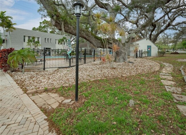 Building Photo - 704 Lyndhurst St