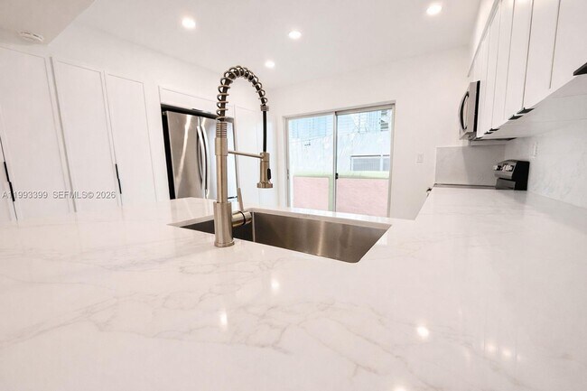 Building Photo - 937 Michigan Ave