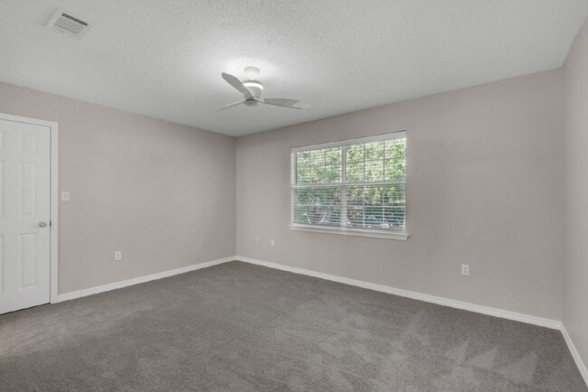 Building Photo - "Charming 2-Bed Townhouse Retreat with 2.5 Baths on Tooke Street!"