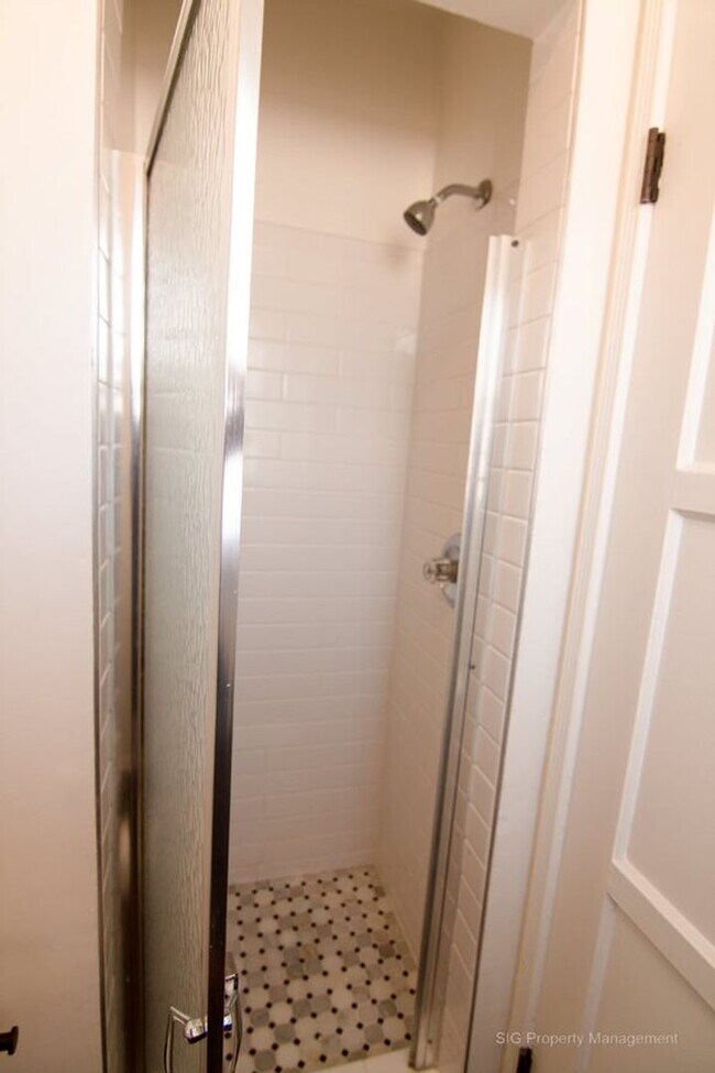 Building Photo - Sunset Drive, 4363-4377