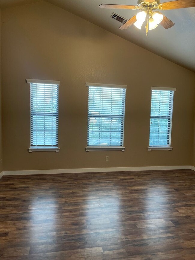 Building Photo - COUNTRY OAKS SUBDIVSION LARGE 3 BED 2 BATH...