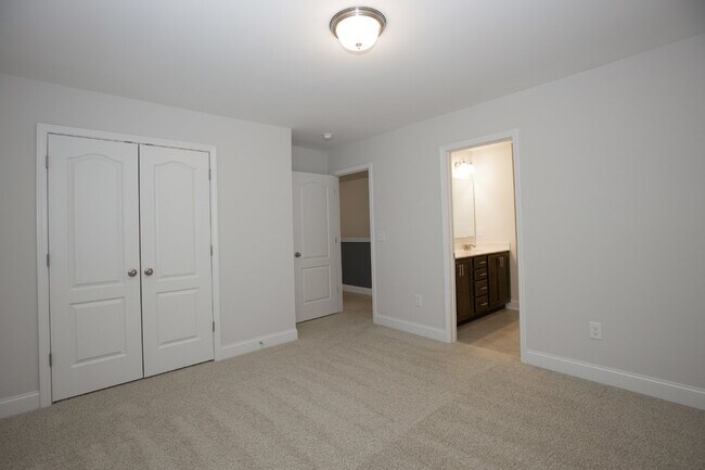 Building Photo - Charming 4 Bedroom Rental Home with Spacio...