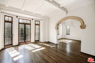 Building Photo - 1302 N Sweetzer Ave