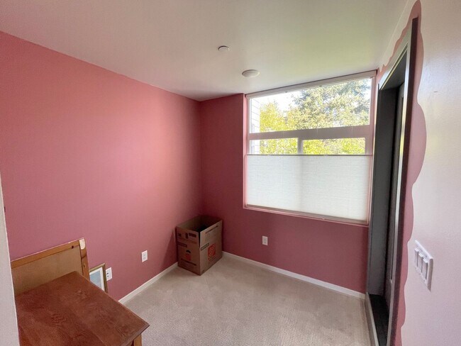Building Photo - 9257 Ashworth Ave N, Unit D