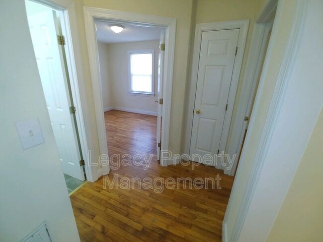 Building Photo - 601 E Willowbrook Dr