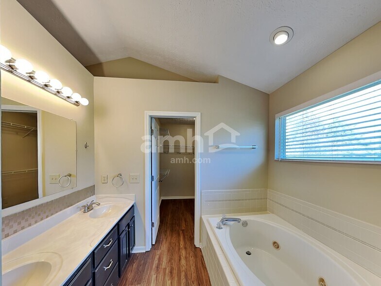 Building Photo - 12478 Thoroughbred Dr