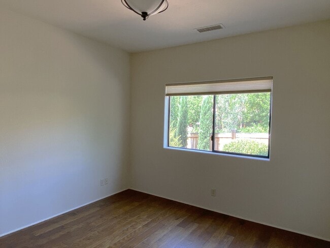 Building Photo - HOUSE - VILLAGE OF OAK CREEK