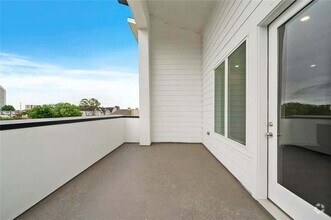 Building Photo - 5841 Dolores St