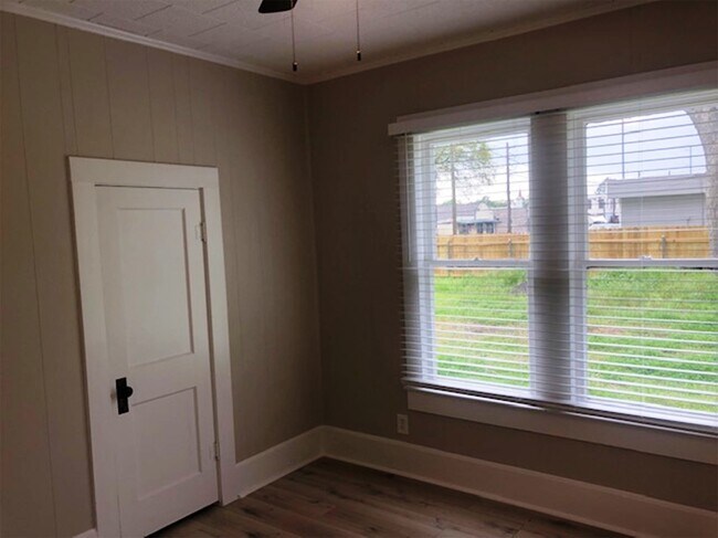 Building Photo - 3022 School St