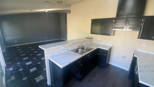 Building Photo - Enchanting Delano property just minutes fr...