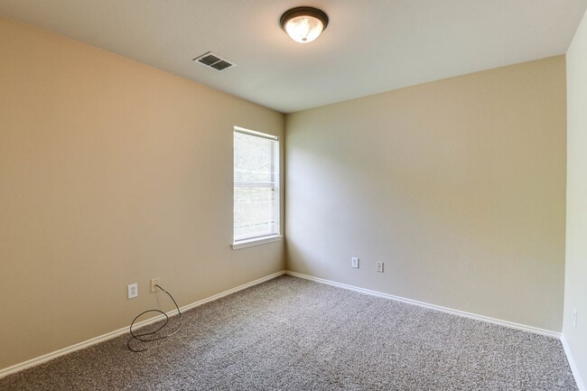 Building Photo - NICE 3 BEDROOM 2.5 BATH TOWNHOUSE LOCATED ...