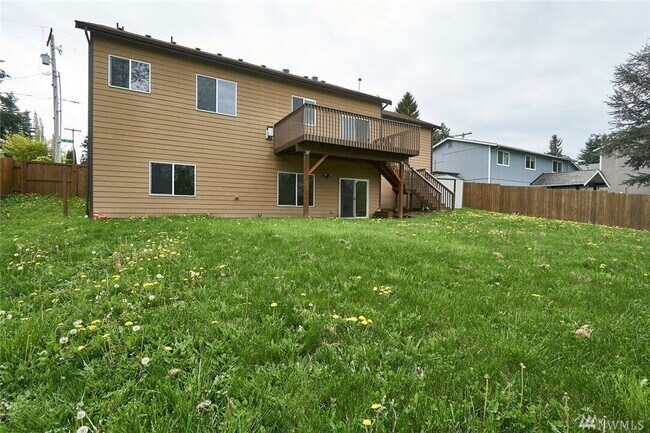 Building Photo - Kent Duplex LOWER Unit with Huge Yard & Private Feel