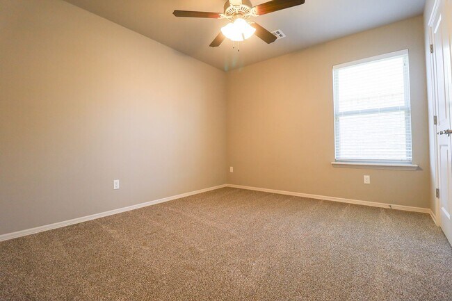 Building Photo - Spacious 3 Bedroom / 2 Bathroom with Modern Upgrade