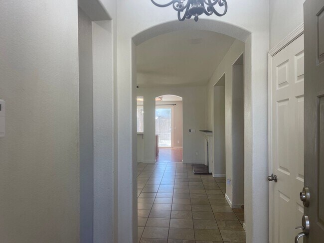 Building Photo - Ideal 4br/2ba single story with chefs kitchen
