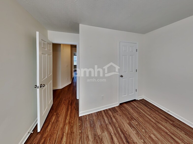 Building Photo - 2114 Debbie Ln