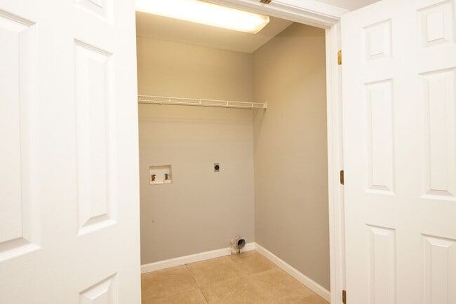 Building Photo - Central Niceville Location