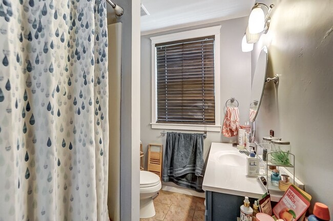 Building Photo - Charming 3-bedroom, 1.5-bathroom