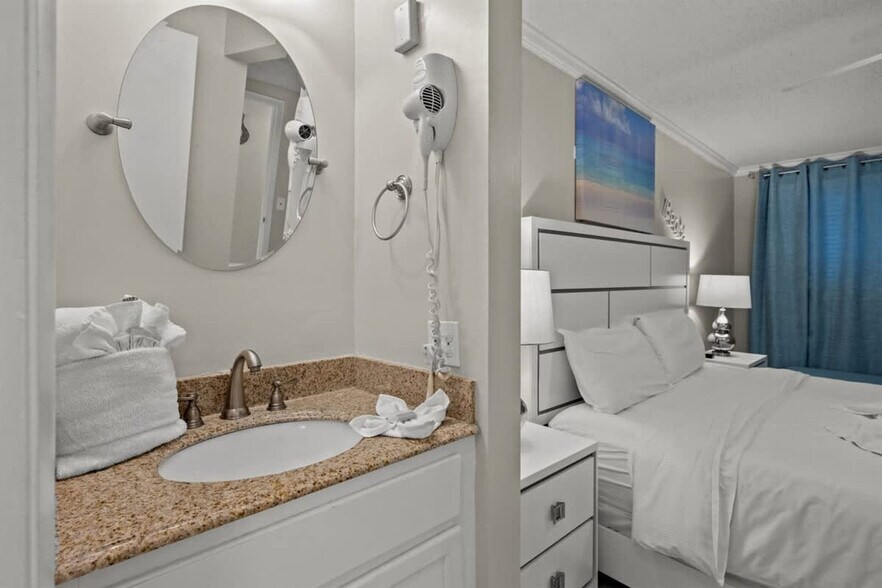 Building Photo - 8743 Thomas Dr