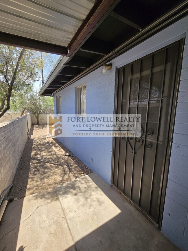 Building Photo - 2640-2642 N Santa Rita Ave