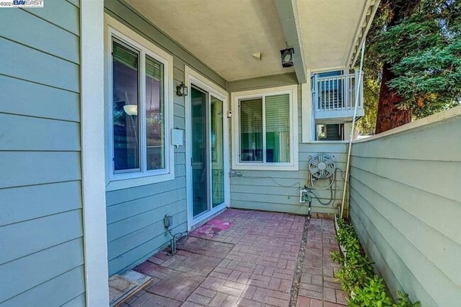 Building Photo - $2990 / 2 BR - GORGEOUS MEADOWBROOK CONDO ...