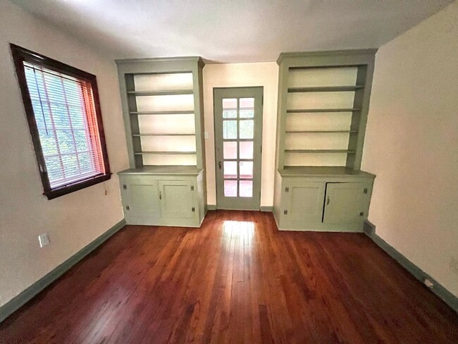 Building Photo - Pittsburgh - 3 Bedroom 1.5 Bathroom - Stunning Home