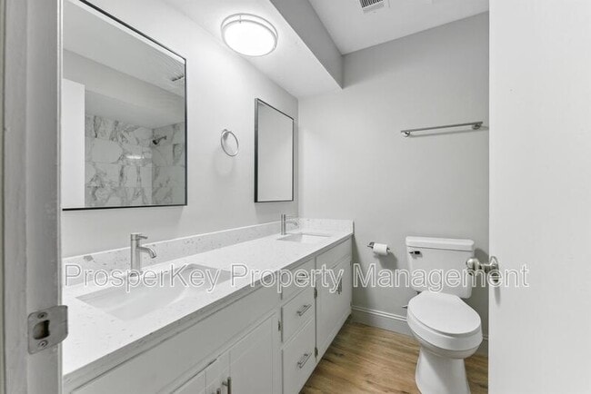 Building Photo - 4924 Roxbury Dr