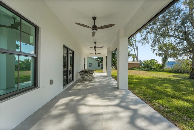 Building Photo - 6607 Deland Ave