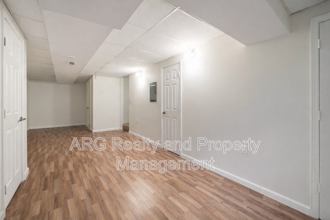 Building Photo - 7042 Oakhill Cir