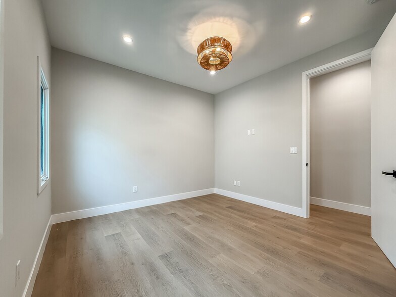 Building Photo - 150 N Arnaz Dr