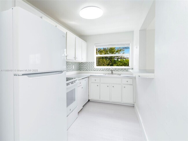 Building Photo - 2025 Miami Rd