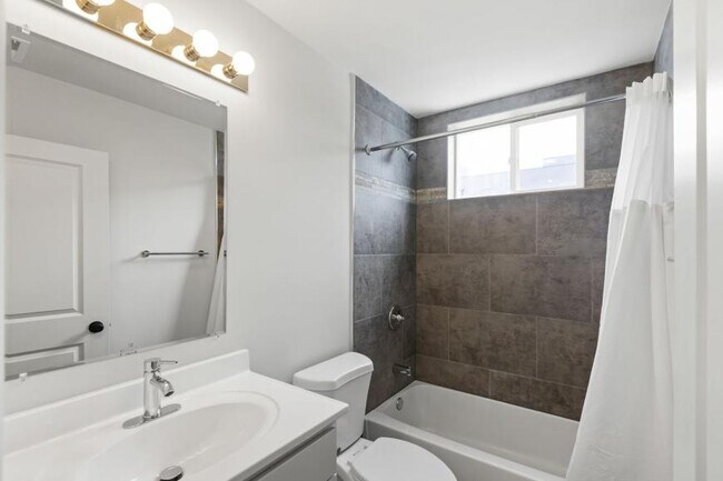 Building Photo - 1 bedroom in Chicago IL 60618