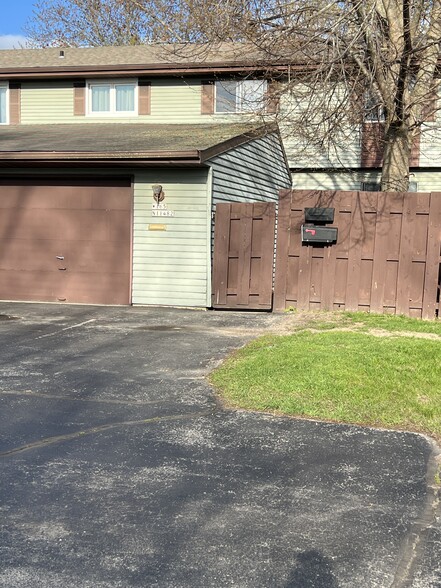 Gate small Private yard - W165N11482 Royal Ct