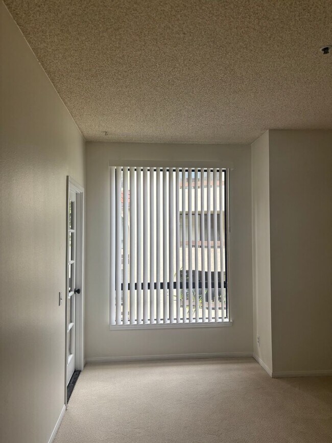 Building Photo - Resort Like Living 2 Master Suites Condo F...