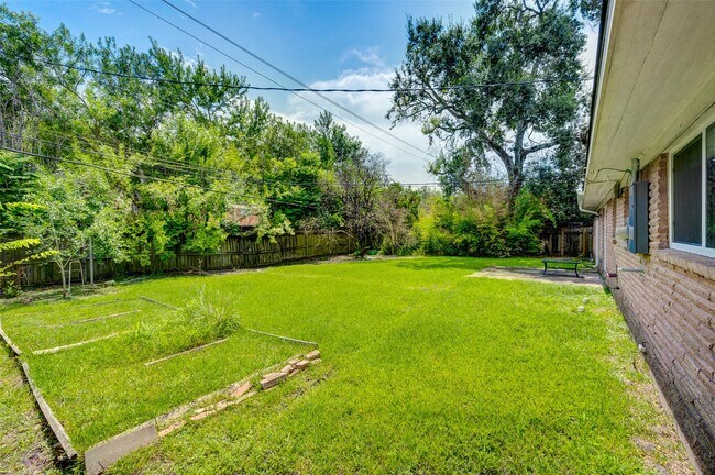 Building Photo - 5451 Loch Lomond Dr