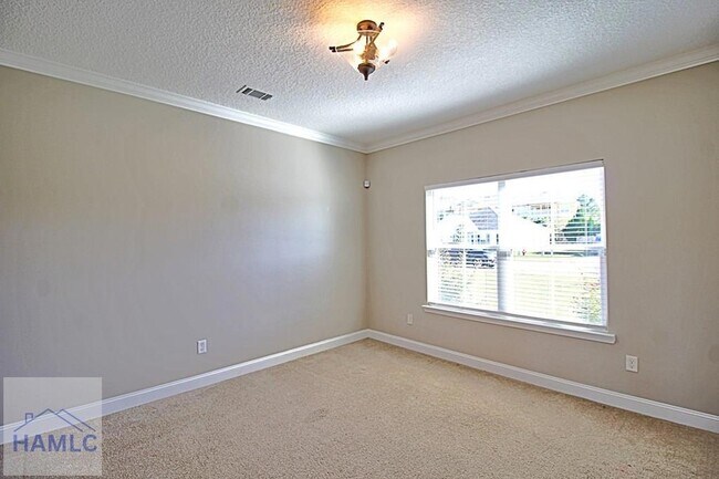 Building Photo - 582 Burke Dr