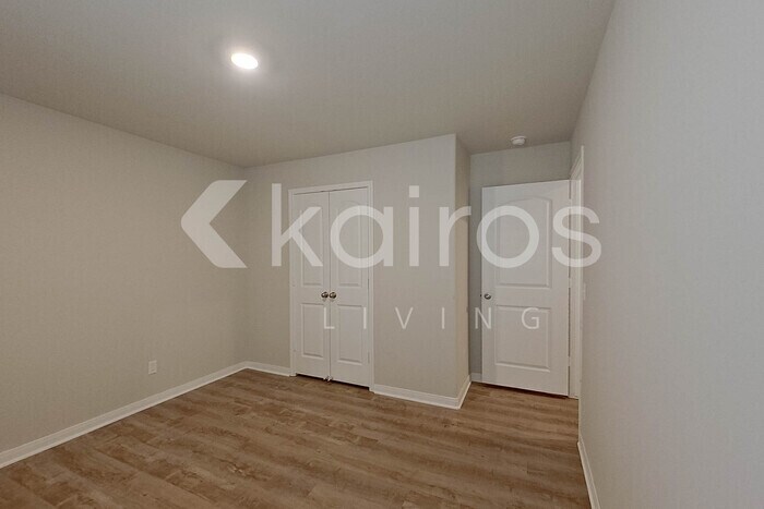 Building Photo - 301 St James Pl