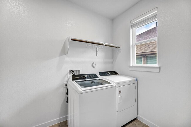 Building Photo - 121 High Plains Dr