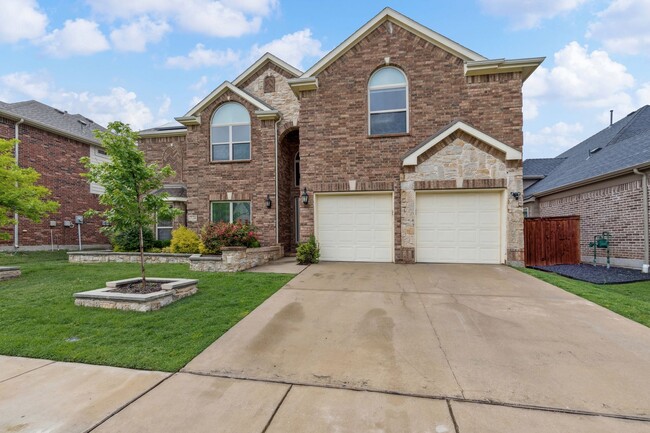 Building Photo - Luxurious in Little Elm