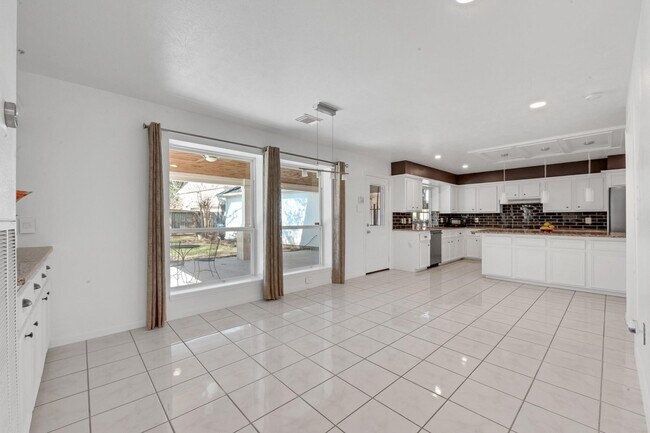 Building Photo - 4422 Warwick Dr