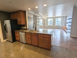 Building Photo - Spacious 1 Bedroom 1.5 Bathroom Downtown Condo