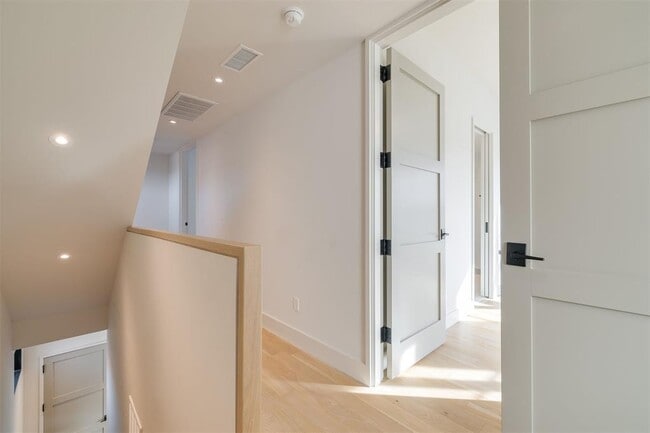 Building Photo - 1303 N Dewey Ave