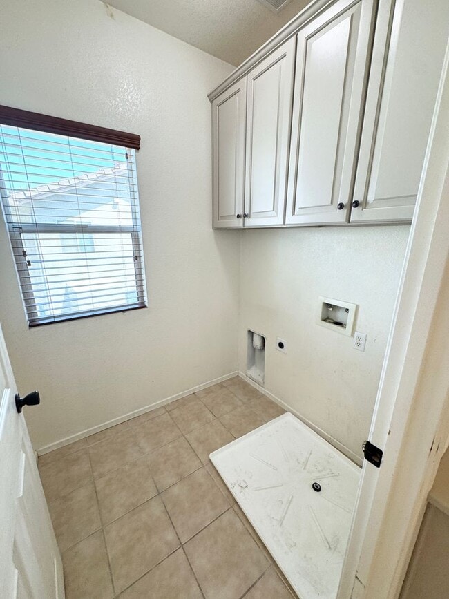 Building Photo - THREE BEDROOM TWO AND A HALF BATH POOL USE SEE VIDEO
