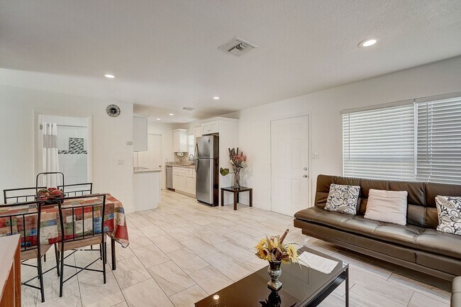 Building Photo - 2 Bed / 1 Bath Cozy Downtown Duplex Apartment