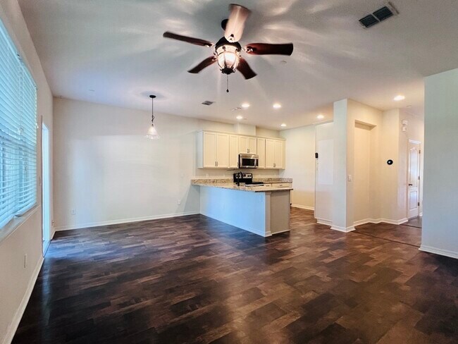 Building Photo - Gorgeous 3 bedroom, 2½ bath, 2 STORY townhome