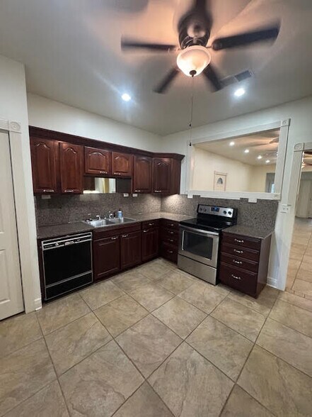 Building Photo - 532 N 2nd St