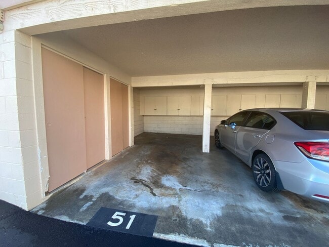 Building Photo - TOWNHOUSE - 3 BED/ 2 BATH/ 1 PARKING AT HARBOR POINTE (Just Listed)