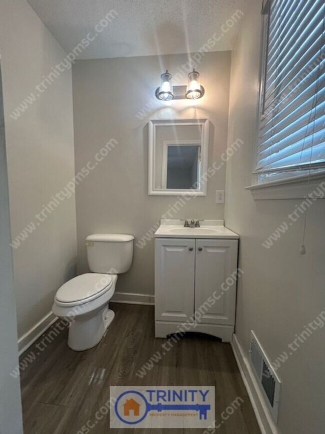 Building Photo - CUTE 3 BED BRICK HOUSE!