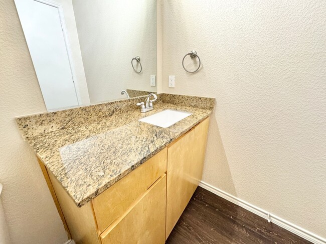 Building Photo - Updated 4 Bed 2.5 Bath Home - Close to TWU!